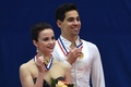 15-16フィギュアスケートグランプリ（GP）シリーズ第3戦、中国杯、アイスダンス・フリーダンス（FD）。優勝を飾り、表彰式で笑顔を見せるアンナ・カッペリーニ/ルカ・ラノッテ組（2015年11月7日撮影）。(c)AFP/WANG ZHAO