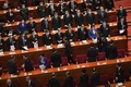中国・北京の人民大会堂で開催された全国人民代表大会（全人代）。代表らの中を歩く習近平国家主席（中央、2021年3月5日撮影）。(c)Noel CELIS / AFP