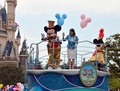 千葉県浦安市にある東京ディズニーランド（Tokyo Disneyland）が15日、開園30周年を迎えた。園内で開かれた記念セレモニーにはミッキーマウス（Mickey Mouse）やクマのプーさん（Winnie-the-Pooh）ら、おなじみの人気キャラクターたちが続々登場し、詰めかけた1万5000人のファンたちと喜びを分かち合った。

1983年に開園した東京ディズニーランドは現在、隣接する東京ディズニーシー（Tokyo DisneySea）とともに、「東京ディズニーリゾート（Tokyo Disney Resort）」として年間2500万人の来園者を集める国内有数の人気スポットとなっている。アジア各地からの観光客も多く、開園以来の総来園者数は日本の人口の4倍を超える5億6700万人に上る。

写真は記念セレモニーで園内をパレードするミッキーマウスと東京ディズニーリゾート・アンバサダー（親善大使）の永井綾香（Ayaka Nagai）さん（2013年4月15日撮影）。(c)AFP/Yoshikazu TSUNO