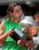 全仏オープン・テニス2008男子シングルスを制し、表彰式でトロフィーを齧るラファエル・ナダル。（2008年6月8日撮影）(c)AFP/JACQUES DEMARTHON