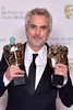 ロンドンで開催された英国アカデミー賞授賞式で、作品賞と監督賞を受賞した『ROMA/ローマ（Roma）』のアルフォンソ・キュアロン監督（2019年2月10日撮影）。(c)Ben STANSALL / AFP