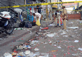 インド南部ハイデラバード（Hyderabad）のディルスクナガール（Dilsukh Nagar）地区で前日に起きた爆弾攻撃の現場を調べる警察官ら（2013年2月22日撮影）。(c)AFP/Indranil MUKHERJEE