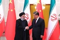 中国・北京で握手を交わす習近平国家主席（右）とイランのイブラヒム・ライシ大統領。イラン大統領府提供（2023年2月14日撮影）。(c)AFP PHOTO / HO / IRANIAN PRESIDENCY