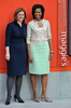 英ロンドン西部のガン治療センター、マギーズ・センター（Maggie&apos;s Centre）を訪れたミシェル・オバマ（Michelle Obama）米大統領夫人（右）とサラ・ブラウン（Sarah Brown）英首相夫人（2009年4月1日撮影）。(c)AFP/WPA/Leon Neal