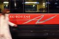 イタリアで13日に開通した高速鉄道用新線の車両「Freccia Rossa」。ミラノ中央駅に停車中。営業運転は翌14日から開始。高速化によりミラノ－ローマ間の所要時間が3時間30分に短縮される（2008年12月13日撮影）。(c)AFP/GIUSEPPE CACACE