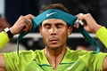全仏オープンテニス、男子シングルス準々決勝。ヘッドバンドをつけ直すラファエル・ナダル（2022年5月31日撮影）。(c)Anne-Christine POUJOULAT / AFP