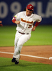 第2回ワールド・ベースボール・クラシック（%%2009 World Baseball Classic%%）2次ラウンド2組1位決定戦、米国戦で2回に本塁を目指すベネズエラのマグリオ・オルドニエス（%%Magglio Ordonez%%）。（2009年3月18日撮影）(c)AFP/Getty Images/Doug Benc
