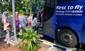 インドネシア運輸安全委員会の担当官らとの面会を終え、バスに乗り込むライオン航空墜落事故の犠牲者の遺族ら（2018年11月27日撮影）。(c)Bay ISMOYO / AFP