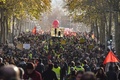 フランス・トゥールーズで、年金改革案に反対する抗議デモに参加した人々（2019年12月10日撮影）。(c)Pascal PAVANI / AFP
