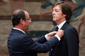 仏パリ（Paris）の大統領府でフランソワ・オランド（Francois Hollande）仏大統領（左）からレジオン・ドヌール勲章を授与されるポール・マッカートニー（Paul McCartney）氏（2012年9月8日撮影）。(c)AFP/PHILIPPE WOJAZER