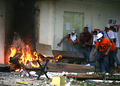 2007年11月7日、ベネズエラの首都カラカス（Caracas）で、大統領権限強化を認める改憲案反対デモで、チャベス派と衝突し、バリケードの背後に隠れるベネズエラ中央大学（Universidad Central de Venezuela）の反チャベス派学生。(c)AFP/Pedro REY