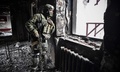 ウクライナ南東部マリウポリの劇場をパトロールするロシア兵（2022年4月12日撮影）。(c)Alexander NEMENOV / AFP