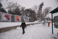 北朝鮮・平壌の雪に覆われた通りを歩く人々（2021年1月12日撮影、資料写真）。(c)KIM Won Jin / AFP