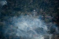 国際環境保護団体グリーンピース提供による、ブラジル北部マラニョン州アラリボイア先住民保護区で延焼する森林火事の写真（2015年10月24日撮影）。(c)AFP/Greenpeace/Marizilda CRUPPE