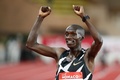 陸上、ダイヤモンドリーグ第1戦モナコ大会、男子5000メートル。世界新記録での優勝を喜ぶジョシュア・チェプテゲイ（2020年8月14日撮影）。(c)ERIC GAILLARD / various sources / AFP