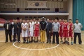北朝鮮の平壌で、同国のバスケットボール選手らと写真撮影に臨む元NBA選手のデニス・ロッドマン氏（中央、2017年6月15日撮影）。(c)AFP/KIM Won-Jin
