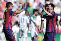 14-15スペイン1部リーグ第35節、FCバルセロナ対コルドバ。得点を決め、チームメートのリオネル・メッシ（右）と喜び合うFCバルセロナのネイマール（2015年5月2日撮影）。(c)AFP/CRISTINA QUICLER