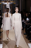 フランス・パリ市内で発表されたヴァレンティノ（VALENTINO）の12年春夏オートクチュールコレクション（2012年1月25日撮影）。(c)AFP/ALEXANDER KLEIN
