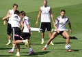 スペイン・スーパーカップ2014（Spanish Super Cup 2014）、アトレティコ・マドリード（Atletico Madrid）との第1戦を控え、バルデベバス（Valdebebas）のトレーニング施設で最終調整を行うレアル・マドリード（Real Madrid）の（左から）ルカ・モドリッチ（Luka Modric）、ファビオ・コエントラン（Fabio Coentrao）、ペペ（Pepe）、クリスティアーノ・ロナウド（Cristiano Ronaldo、2014年8月18日撮影）。(c)AFP/GERARD JULIEN