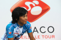 開幕を4日に控える2009ツール・ド・フランス（%%2009 Tour de France%%）の出場チームが2日、スタート地のモナコ（Monaco）で開催された公式プレゼンテーションに参加し、スキル・シマノ（%%Skil-Shimano%%）の別府史之（%%Fumiyuki Beppu%%、日本）やBBOXブイグ・テレコム（%%BBOX Bouygues Telecom%%）の新城幸也（%%Yukiya Arashiro%%、日本）らが登場した。写真は公式プレゼンテーションに出席する新城幸也。（2009年7月2日撮影）（c）AFP/LIONEL BONAVENTURE