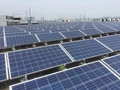 パナソニックエナジー無錫の建屋屋上に設置された太陽光パネル（資料写真）。(c)Xinhua News