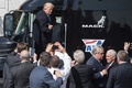 米首都ワシントンのホワイトハウスで、トラックの運転席から降りるドナルド・トランプ大統領（2017年2月23日撮影）。(c)AFP/JIM WATSON