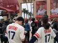 米大リーグ（MLB）、ロサンゼルス・エンゼルスの大谷翔平のユニホームを着たファン（2023年9月16日撮影）。(c)John McCoy/Getty Images/AFP
