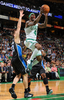 11-12NBAは18日、各地で試合が行われ、ボストン・セルティックス（Boston Celtics）が102-98でオーランド・マジック（Orlando Magic）を下し、アトランティック・ディビジョン（Atlantic Division）の地区優勝を決めた。

ジャンプシュートを狙うボストン・セルティックスのマーキス・ダニエルズ（Marquis Daniels、右、2012年4月18日撮影）。(c)AFP/Getty Images/NBAE/Brian Babineau