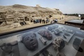 エジプトの古代都市サッカラの発掘現場で展示された、同国考古学チームが新たに発見した考古遺物（2018年11月10日撮影）。(c)KHALED DESOUKI / AFP