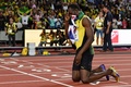 第16回世界陸上ロンドン大会、男子100メートル決勝。レース後、フィニッシュラインにひざまずくウサイン・ボルト（2017年8月5日撮影）。(c)AFP/Andrej ISAKOVIC