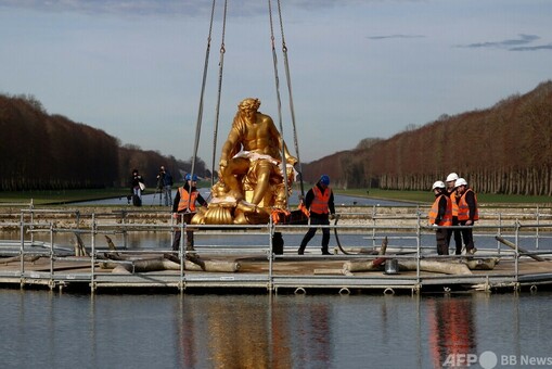 アポロンの泉水の彫刻、お色直し終え元の場所へ 仏ベルサイユ宮殿 写真