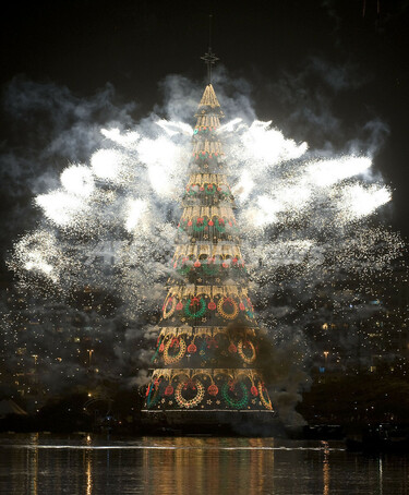 花火が彩る世界最大の湖上クリスマスツリー、ブラジル 写真9枚 国際