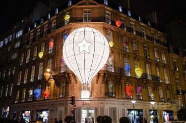 仏パリの高級ブティック街も華やかなクリスマスイルミネーション