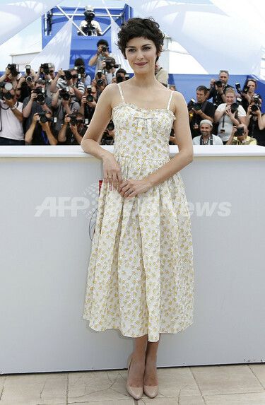 オドレイ・トトゥ、デイジー柄のサマードレスでカンヌ映画祭会場入り