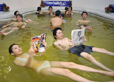 浮いたまま読書もできます、「箱根小涌園ユネッサン」の死海風呂 写真8