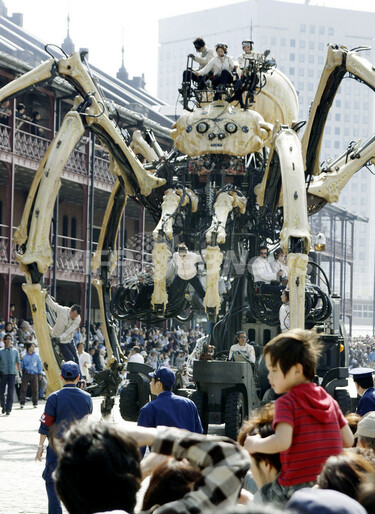 機械仕掛けの巨大クモ、横浜を「襲撃」!! 写真10枚 国際ニュース