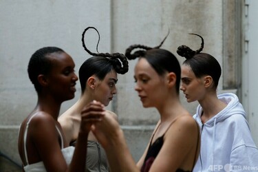 今日の1枚】ちょんまげを現代風にアレンジ？ 仏パリ 写真2枚 国際