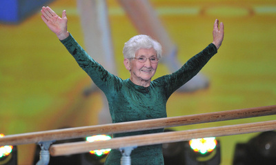 86歳のおばあちゃん体操選手、華麗に演技 ドイツ