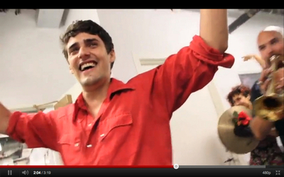 ブラスバンドの一団を連れて辞表を提出、米国