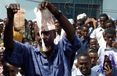 ソマリアの食料価格高騰への抗議デモ、警官隊が威嚇発砲