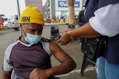 ファイザー製2回接種、オミクロン株にも効果 重症化7割予防