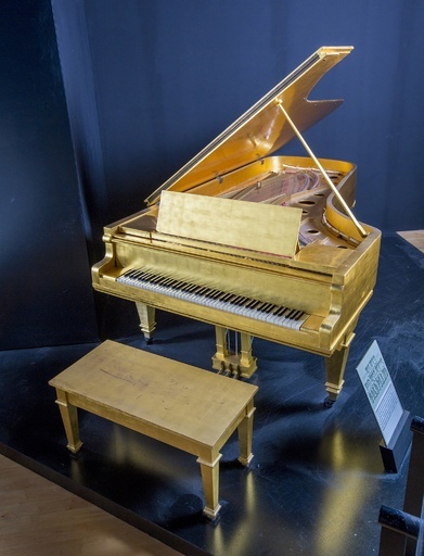 エルビスの「黄金のピアノ」競売へ、ビートルズのドラムヘッドも