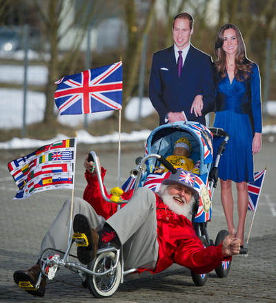 早すぎるロイヤルベビー誕生祝い？「悪魔おじさん」が特製自転車披露