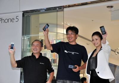 アップル「iPhone 5」発売、上戸彩も祝福