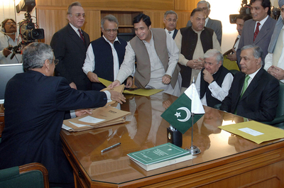 ムシャラフ大統領が次期大統領選に正式立候補