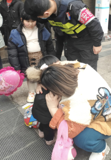 警察はドローンで迷子探し 中国重慶市