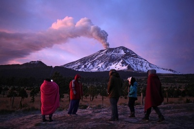 火山灰で空港一時閉鎖 メキシコ