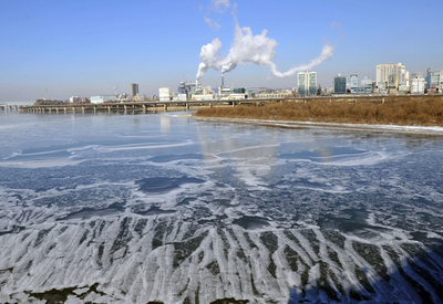 省エネ対策に長袖下着、記録的寒波の韓国