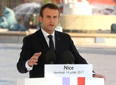 マクロン仏大統領の支持率54％、前月から10ポイント下がる