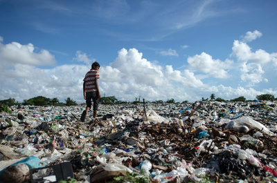 「ごみの上でもがく子ども」